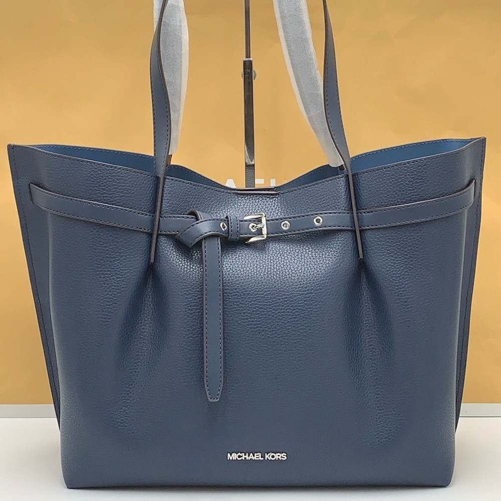 MICHAEL KORS OUTLET
Emilia Large Pebbled Leather Tote Bag
COLOR NAVY
NWT - Picture 4 of 16